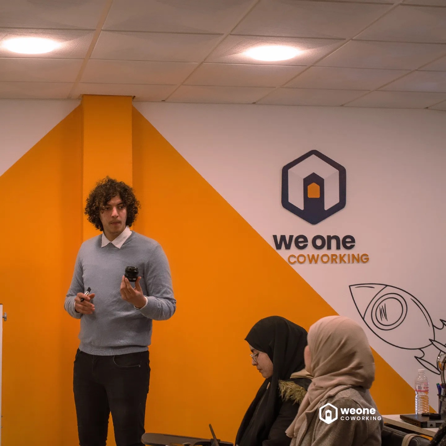 Salle de réunion avec présentation